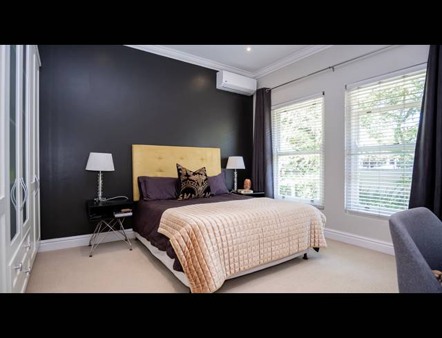 6 BEDROOM HOUSE FOR SALE IN LA LUCIA